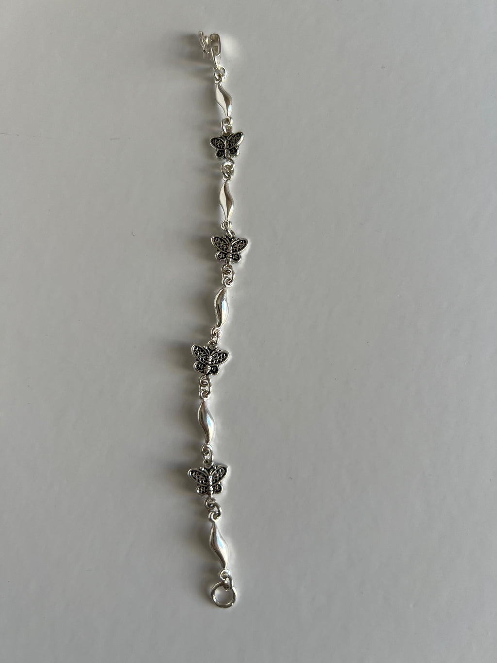 Elegant Butterfly Link Bracelet – Sculpted Silver Accents & Nature-Inspired Charm