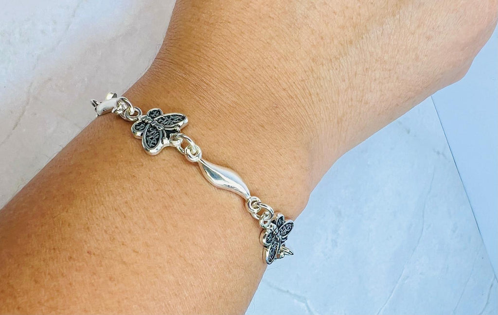 Elegant Butterfly Link Bracelet – Sculpted Silver Accents & Nature-Inspired Charm