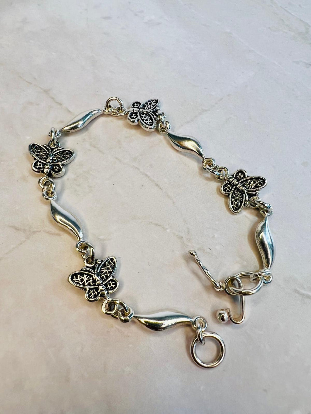 Elegant Butterfly Link Bracelet – Sculpted Silver Accents & Nature-Inspired Charm